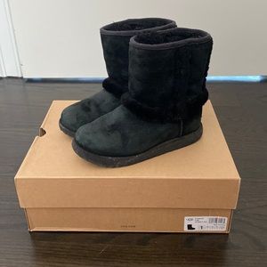 Gently worn black little girl Ugg size 1